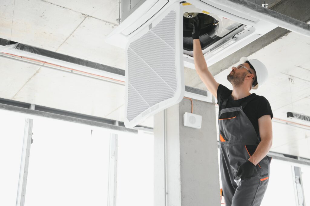 Arbeiter bei der Klimaanlagenreinigung
